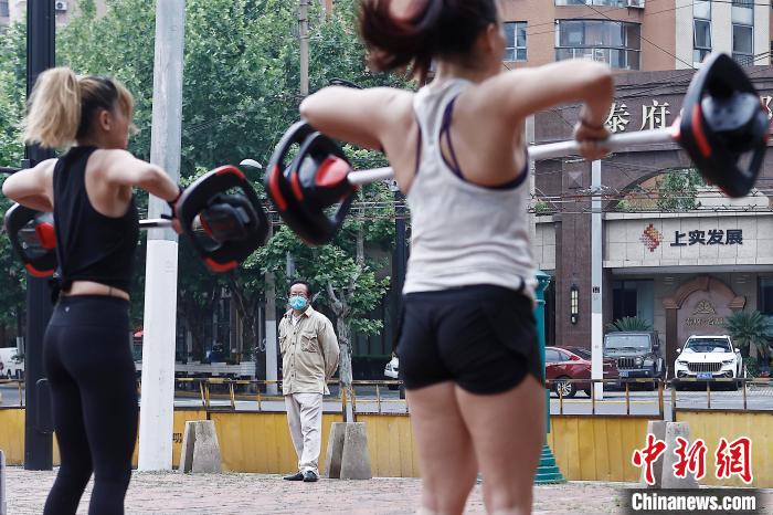 市民在防范區(qū)街頭空曠的場(chǎng)地上鍛煉，路過的市民紛紛駐足觀看?！∫罅⑶?攝