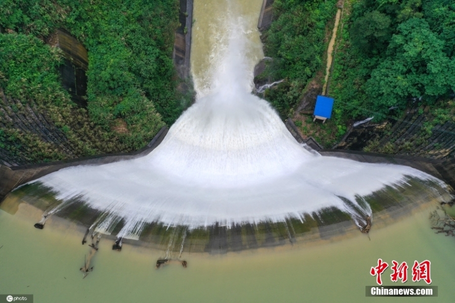 廣西桂林：水庫(kù)瀑布扇形流落 現(xiàn)美輪美奐景觀