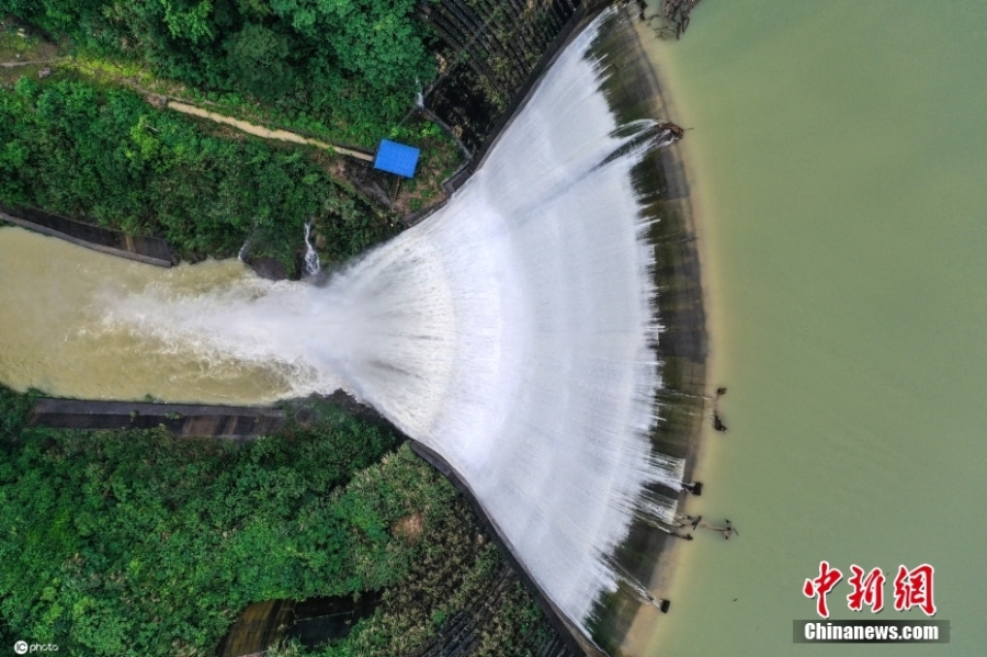 廣西桂林：水庫瀑布扇形流落 現(xiàn)美輪美奐景觀