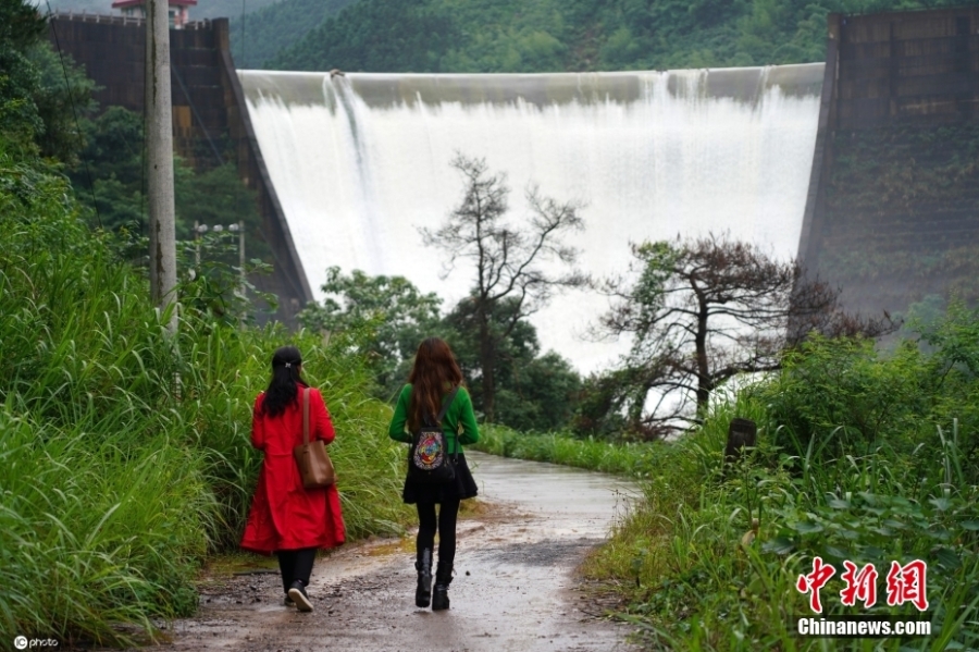 廣西桂林：水庫(kù)瀑布扇形流落 現(xiàn)美輪美奐景觀