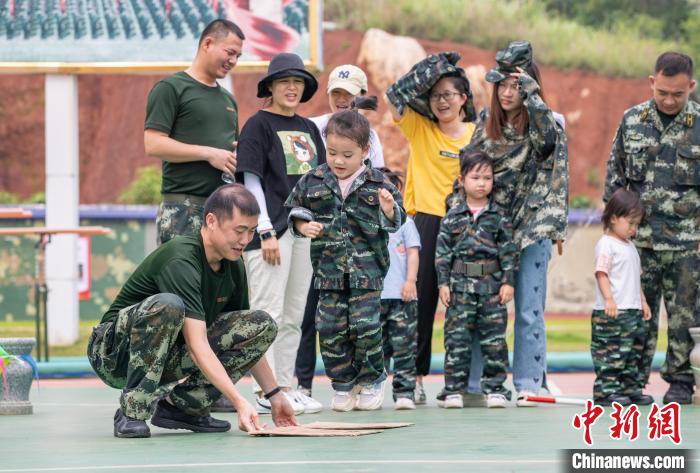 軍爸與軍娃正在進(jìn)行互動(dòng)游戲?！幖斡?攝