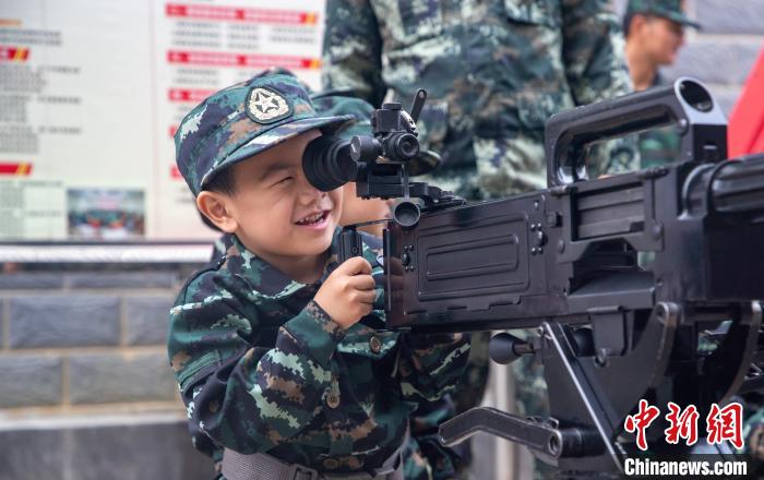 軍娃正在參觀(guān)武器裝備。