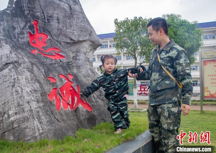 軍爸與軍娃合影?！幖斡?攝