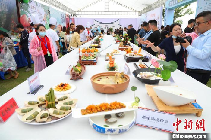 中國(guó)端午美食文化旅游節(jié)在湖北省秭歸縣天問(wèn)公園開(kāi)幕。　聶爽 攝