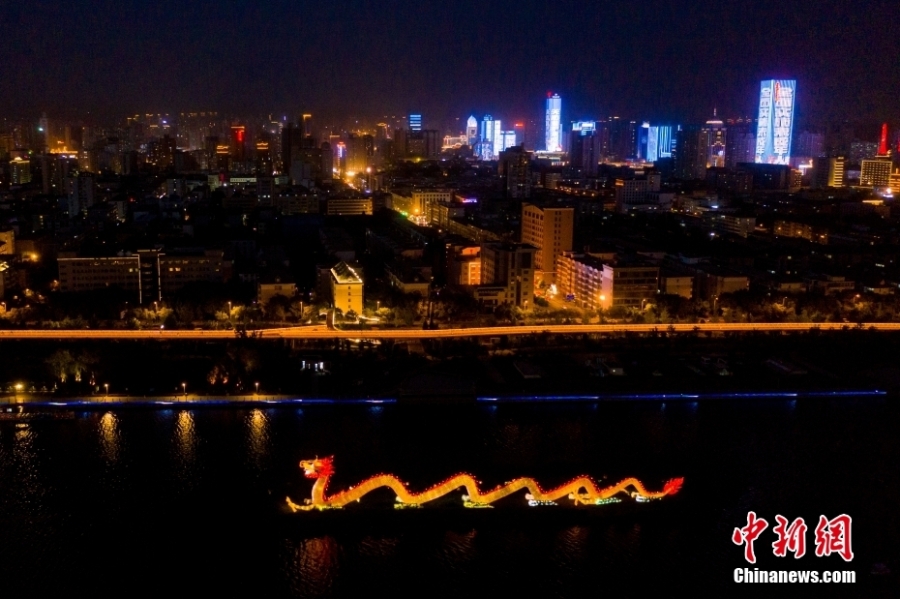 航拍太原汾河夜景 “巨龍”璀璨