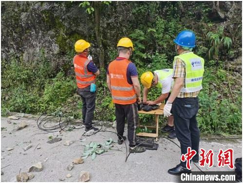 中國(guó)電信搶險(xiǎn)人員在寶興和蘆山之間小漁溪進(jìn)行光纜搶修?！≈袊?guó)電信四川公司供圖