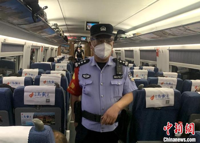 雅安地震后G2207次列車乘務人員力保400多名旅客安全