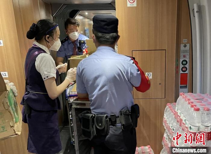 乘警與列車工作人員一起運送礦泉水?！⌒熘蓁F路公安處供圖