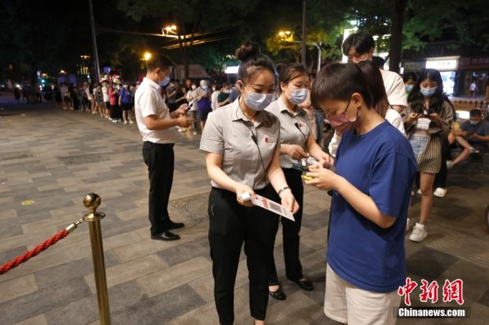 6月6日零時，食客在北京東直門內(nèi)大街一餐廳外掃碼、測溫后進入餐廳用餐。 <a target='_blank' href='/'>中新社</a>記者 富田 攝