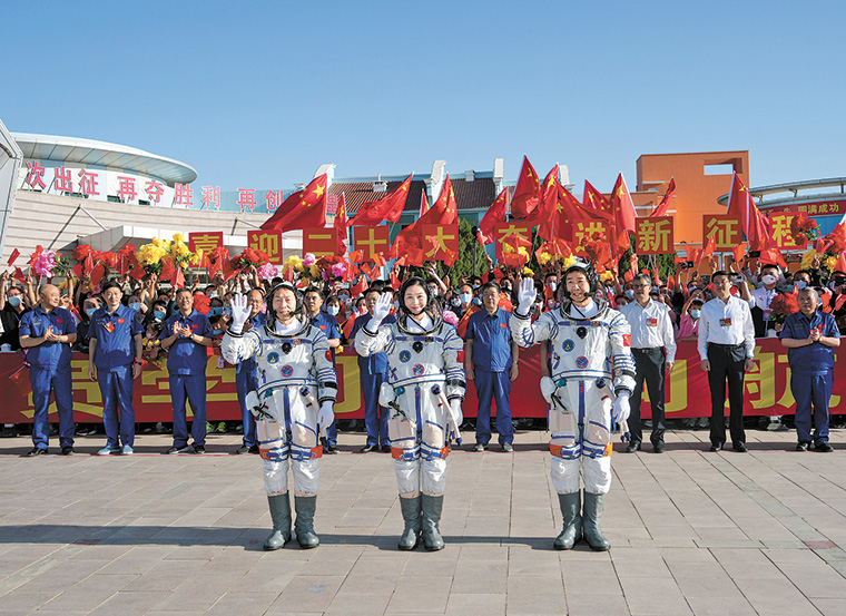 2022年6月5日7時(shí)54分，神舟十四號(hào)載人飛行任務(wù)航天員乘組出征儀式在酒泉衛(wèi)星發(fā)射中心問天閣廣場(chǎng)舉行。（圖源：新華社）