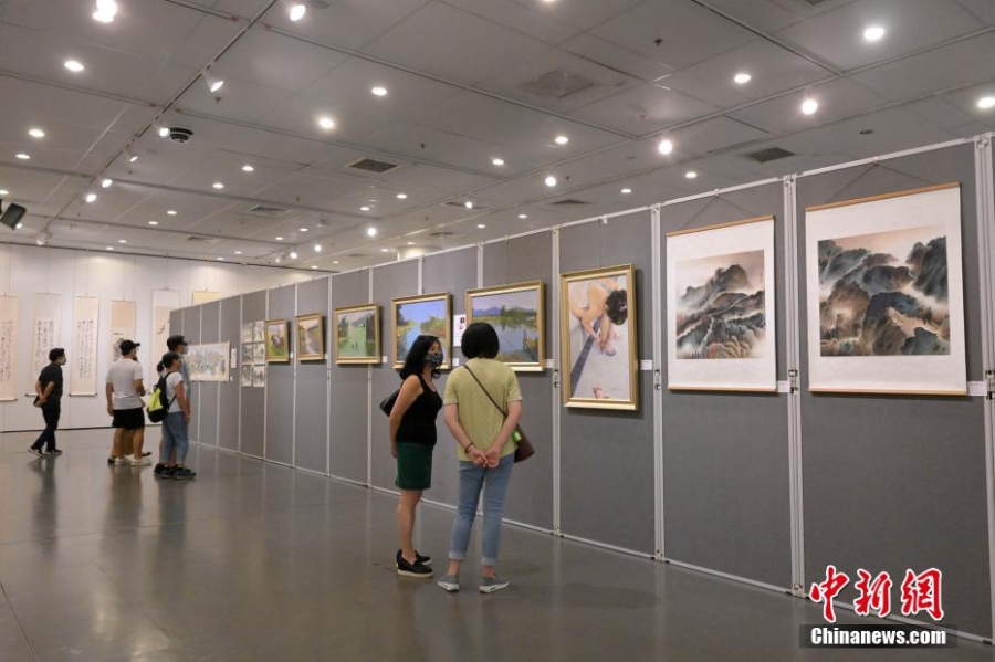 香港畫家聯(lián)會40周年聯(lián)展最后一天 吸引市民到場觀賞