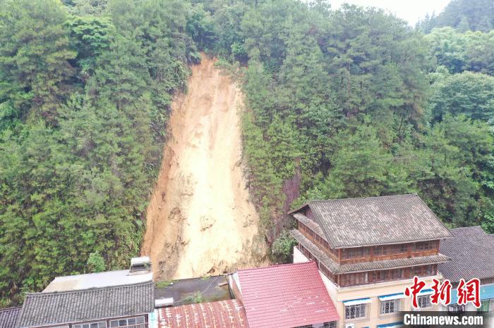 航拍古宜鎮(zhèn)雅谷路后山發(fā)生山體崩塌?！V西自然資源廳 供圖