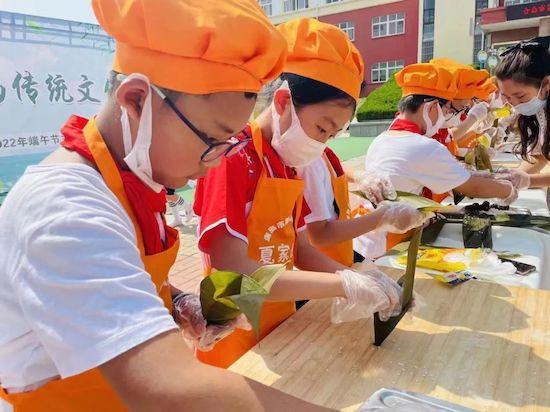 青島市城陽區(qū)夏莊街道夏莊小學(xué)開展童心沐黨恩系列慶?；顒?dòng)