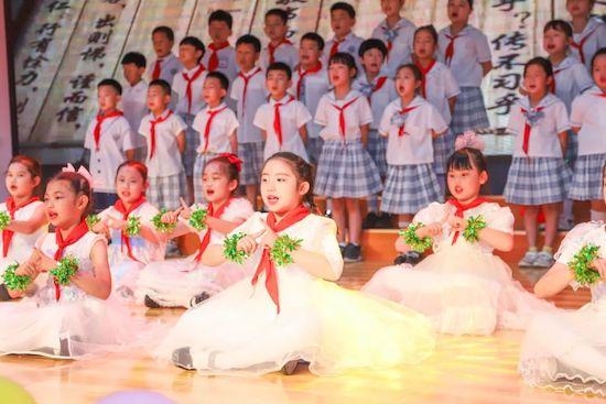 青島市城陽區(qū)夏莊街道夏莊小學(xué)開展童心沐黨恩系列慶?；顒?dòng)