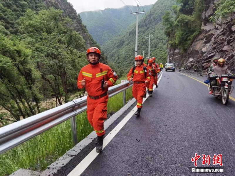 四川馬爾康地震：消防救援力量徒步抵達(dá)震中