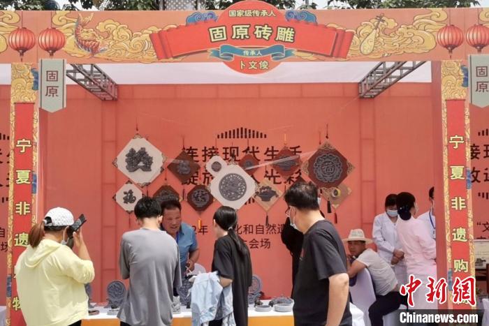 民眾參觀了解非遺項(xiàng)目。　郭寧 攝