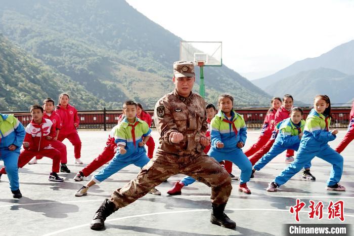 圖為“兵老師”教孩子們打軍體拳。　李馳 攝