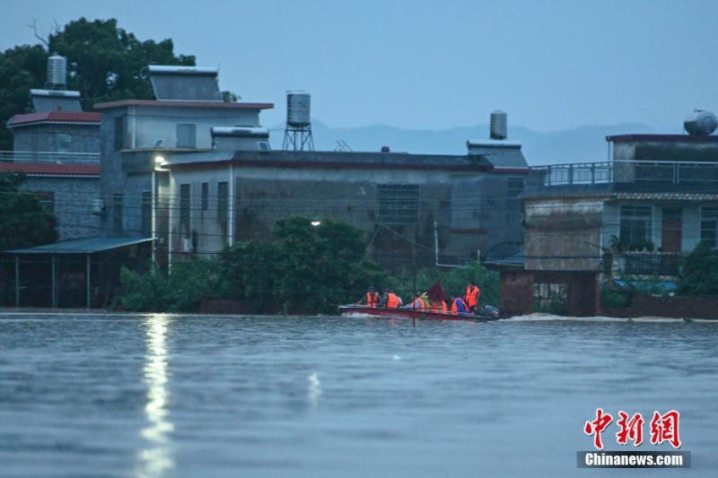 廣東韶關(guān)遭洪水襲擊 居民撤離防災(zāi)避險