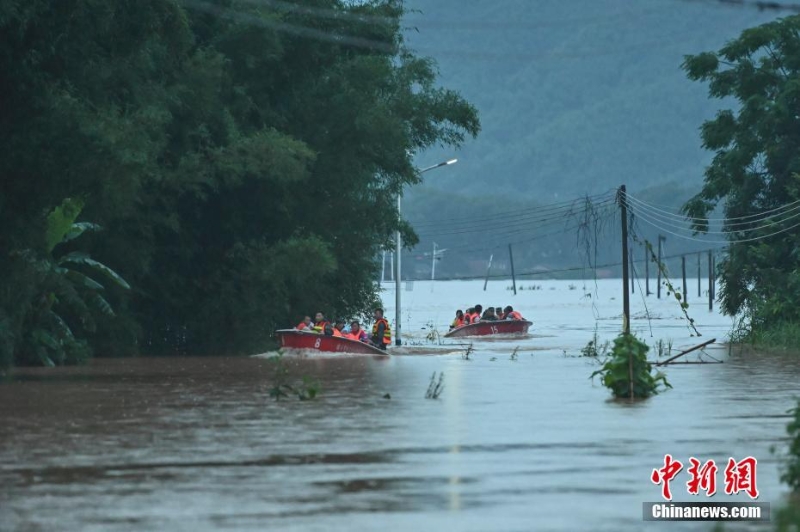 廣東韶關(guān)遭洪水襲擊 居民撤離防災(zāi)避險