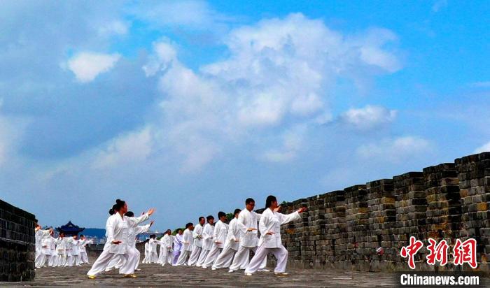 太極拳愛好者在襄陽(yáng)古城墻上練習(xí)太極拳 王虎 攝