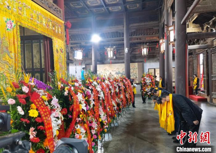 圖為來賓敬獻花籃、謁廟拜祖。　劉玉桃 攝