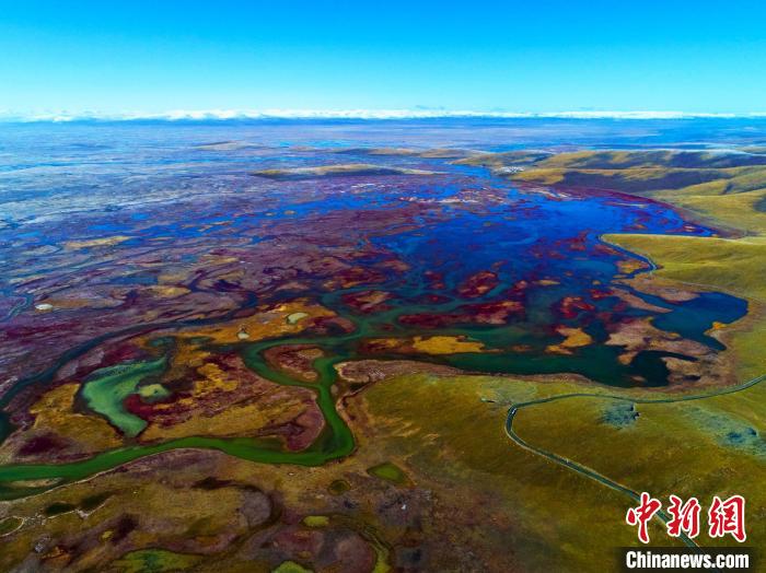 圖為黃河源頭瑪多縣湖泊?！」逯莠敹嗫h委宣傳部 供圖