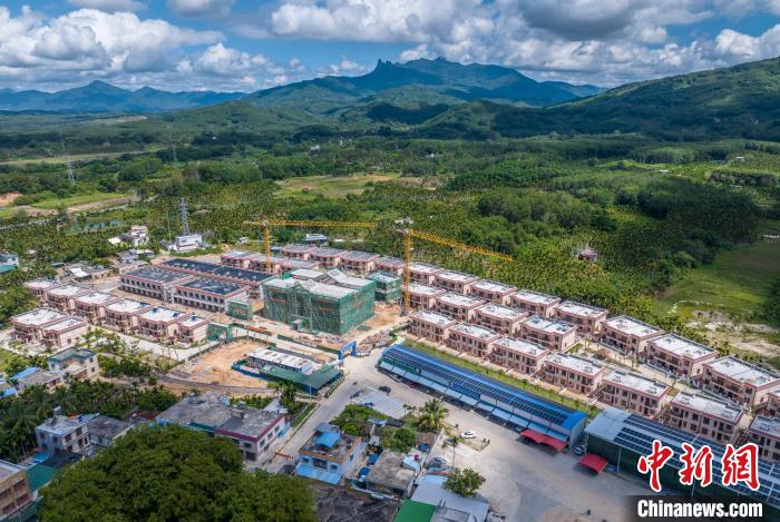 圖為航拍海南省保亭黎族苗族自治縣什玲鎮(zhèn)(水賢村、什東村)生態(tài)搬遷安置區(qū)項(xiàng)目?！●樤骑w 攝