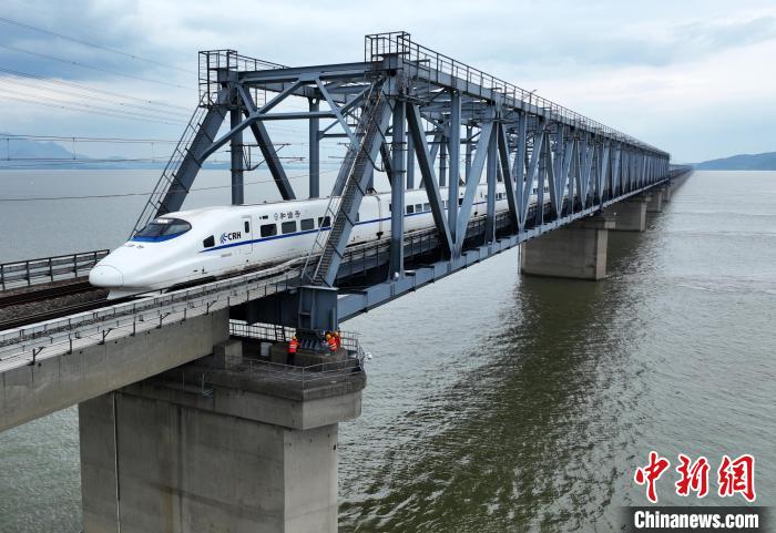 一列高鐵從九景衢鐵路鄱陽湖大橋通過。　胡國林 攝