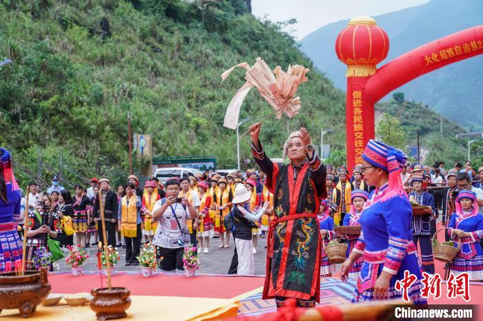 圖為布努瑤民眾在密洛陀始祖塑像前進(jìn)行祭祀。　陳冠言 攝