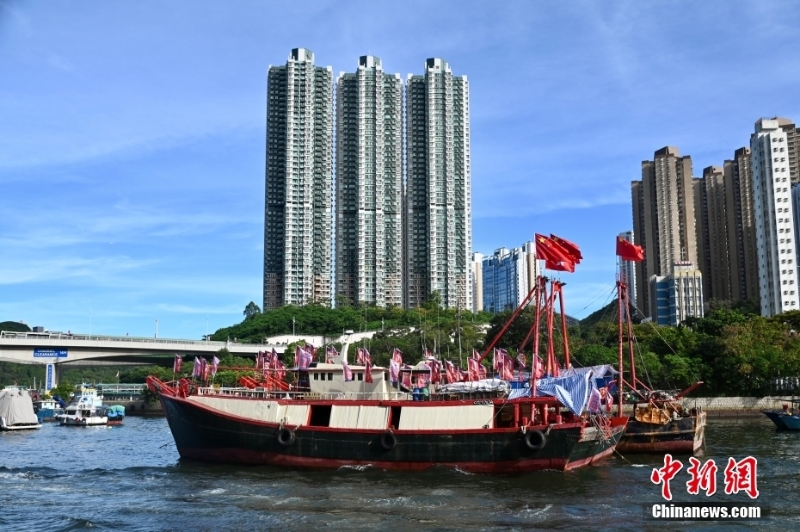 香港仔避風塘漁船掛國旗及區(qū)旗慶回歸