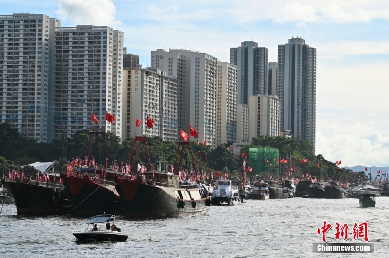 香港仔避風塘漁船掛國旗及區(qū)旗慶回歸