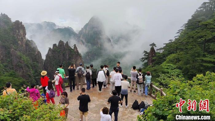 資料圖：夏日黃山云霧繚繞?！≡S永杰 攝