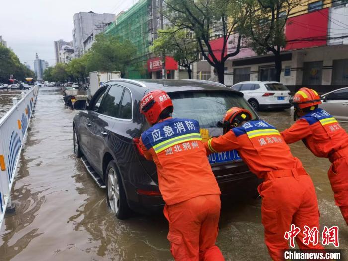 湖北荊州大雨致內(nèi)澇消防轉(zhuǎn)移群眾