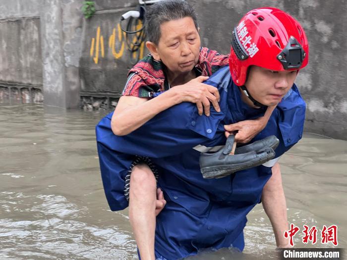 圖為荊州消防救援人員營(yíng)救被困群眾 呂寶宇 攝