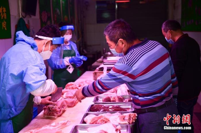資料圖：上海崇明，居民在廟鎮(zhèn)集貿(mào)市場購買豬肉。 <a target='_blank' href='/'>中新社</a>記者 田雨昊 攝