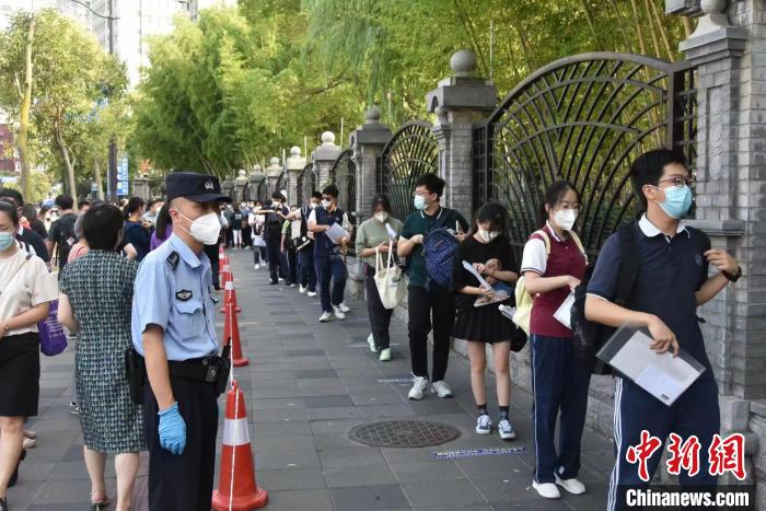 上海高考首日：應對各種突發(fā)狀況警方“鐵騎”護考小分隊來了