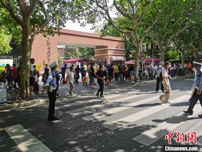 圖為上海市南洋模范中學考點。　上海警方供圖