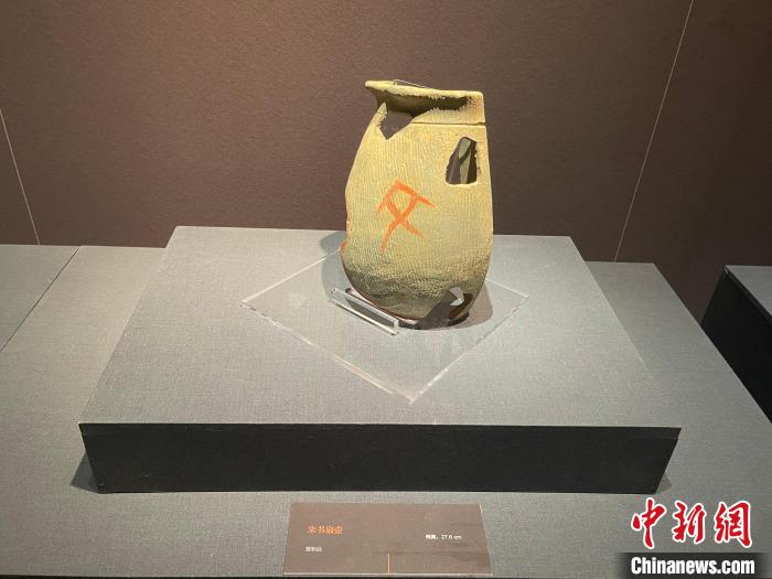 陶寺文化朱書扁壺(復(fù)制品)，上面有一個“文”字形符號?！⊥τ?攝