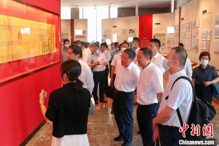 開展儀式結(jié)束后，領(lǐng)導嘉賓和臺胞臺商臺青代表參觀了展覽?！×种窘?攝