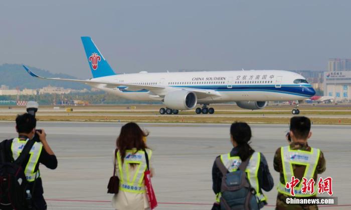 資料圖：2022年1月6日，南航兩架全新大型遠(yuǎn)程寬體A350-900型客機(jī)同時(shí)落戶廣東深圳，加盟南航深圳分公司，深圳迎來(lái)目前最大空客寬體客機(jī)。圖為A350-900型客機(jī)飛抵深圳寶安國(guó)際機(jī)場(chǎng)。 中新社記者 陳文 攝