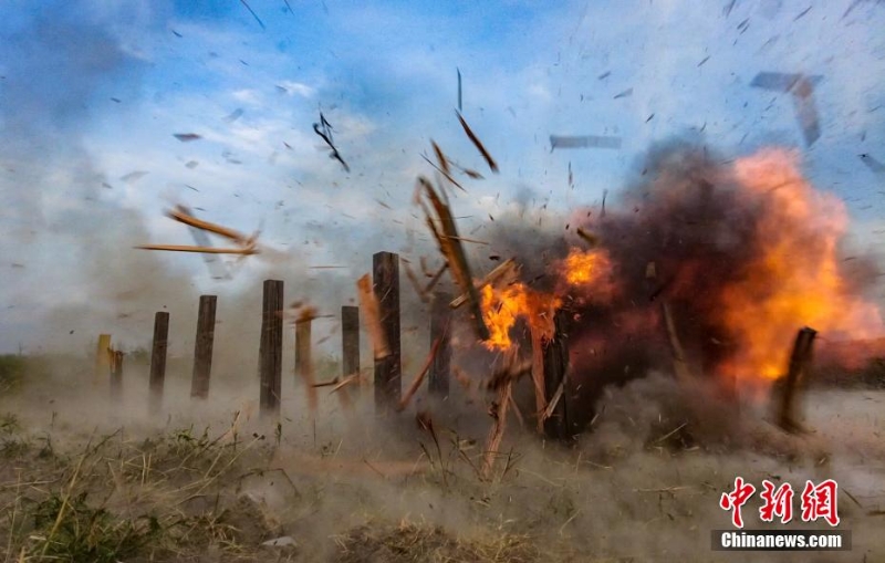 40℃高溫 武警上?？傟牎叭龑崱庇?xùn)練戰(zhàn)味十足