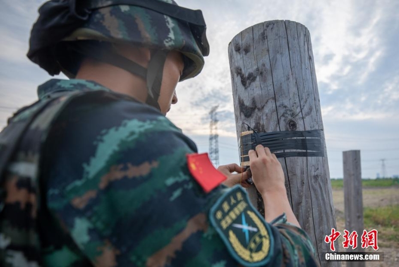 40℃高溫 武警上?？傟牎叭龑崱庇?xùn)練戰(zhàn)味十足