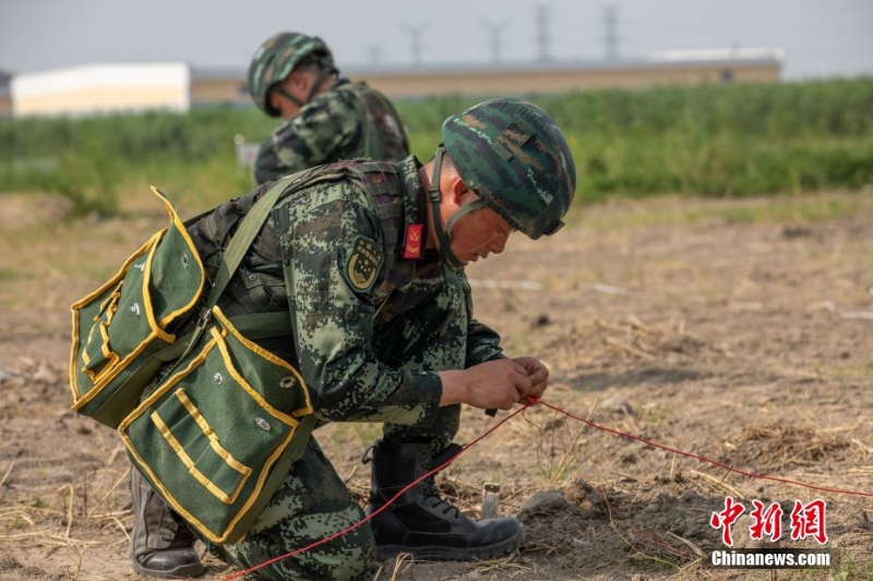 40℃高溫 武警上?？傟牎叭龑崱庇?xùn)練戰(zhàn)味十足