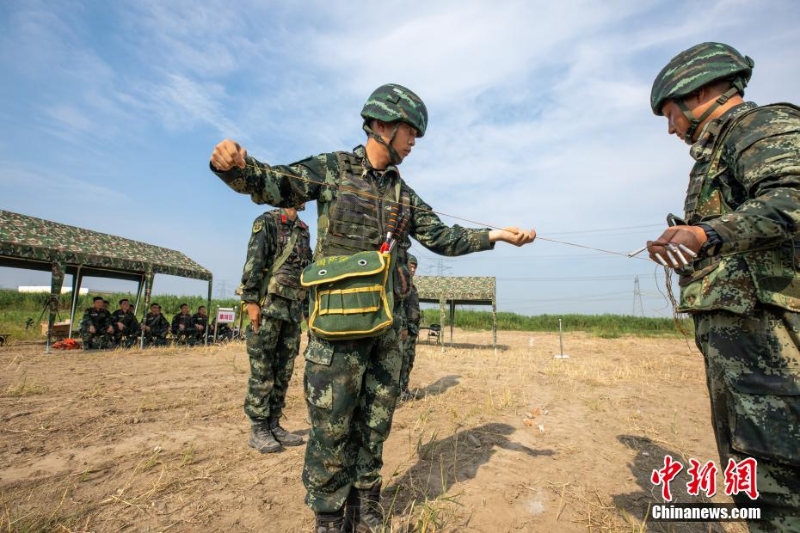 40℃高溫 武警上?？傟牎叭龑崱庇?xùn)練戰(zhàn)味十足