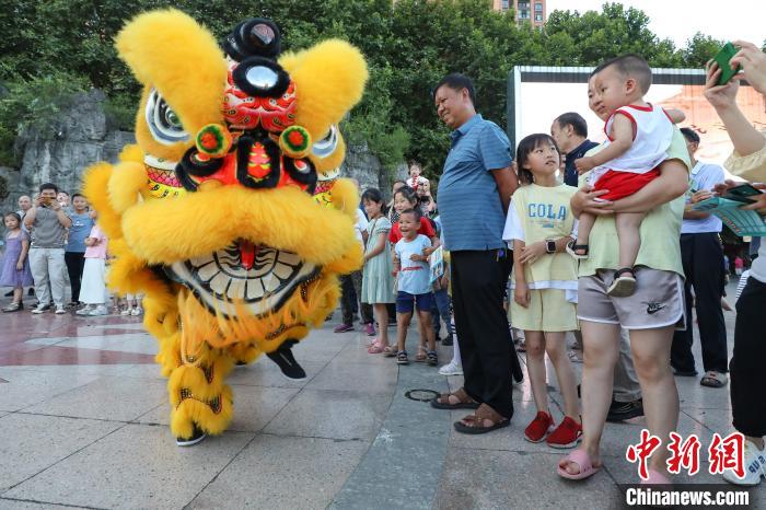 賴(lài)翊凡(獅頭)與李洪江配合在縣城詩(shī)鄉(xiāng)廣場(chǎng)練習(xí)舞獅吸引市民觀看?！■暮陚?攝