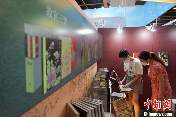 香港市民閱讀與故宮相關(guān)的書籍。　陳永諾 攝