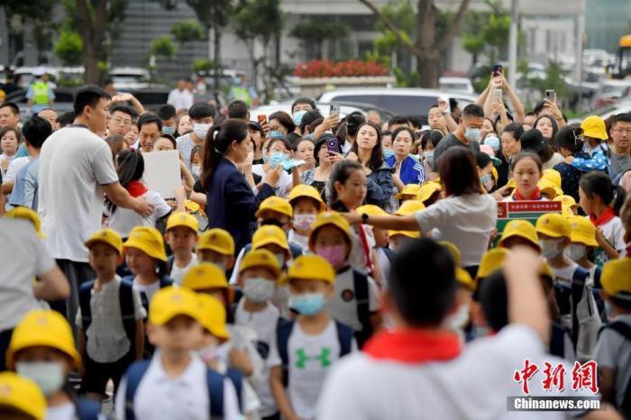 資料圖：新生家長們目送學(xué)生進(jìn)入校園。 <a target='_blank' href='/'>中新社</a>記者 張瑤 攝