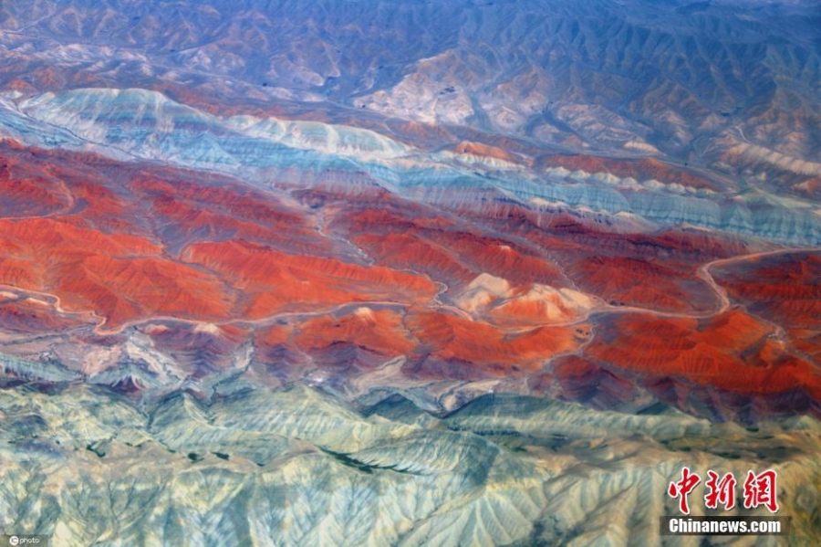 航拍新疆天山百里丹霞地貌 錯落有致鮮艷奪目