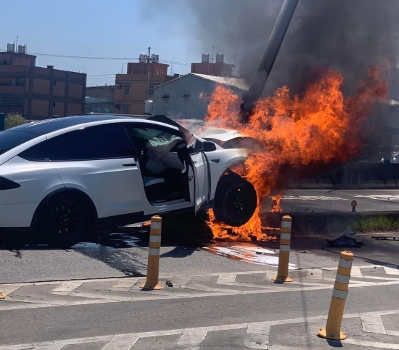 7月22日 林志穎駕駛的特斯拉，半輛車陷入火海。（翻攝記者爆料網(wǎng)） 圖片來源：臺(tái)灣“中時(shí)新聞網(wǎng)”.png