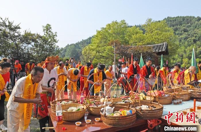 由主祭人帶領(lǐng)信眾祭拜蕭圣君。